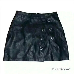 Signature8 black faux leather grommet skirt size small